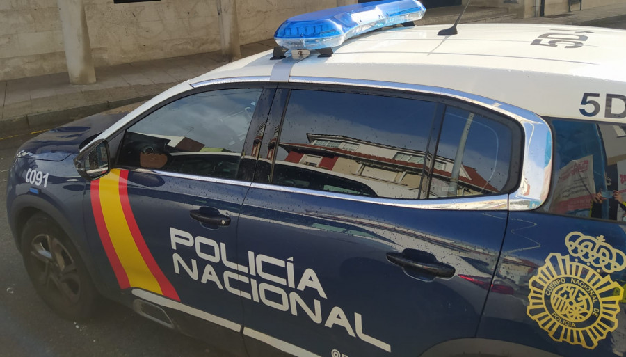 La Policía Nacional investiga un disparo al aire desde la ventana de un céntrico piso de Ribeira