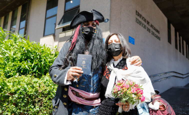 El Jack Sparrow gallego logra casarse en el juzgado de Vigo vestido de pirata