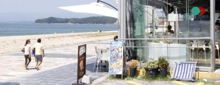 Ravella expedienta a un bar de la playa por carecer de todos los permisos en su terraza