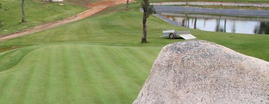 El gobierno local cierra el campo de golf de Rubiáns por falta de licencias