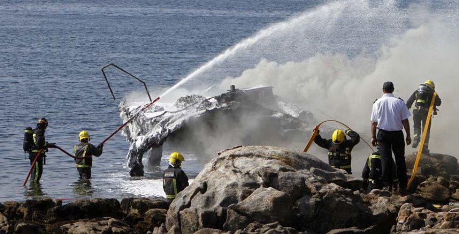 El grave incendio del “Boramar” deja 48 heridos, cinco de ellos en estado grave