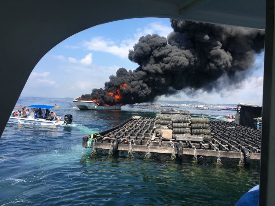 Arde un catamarán en O Grove con más de medio centenar de personas a bordo