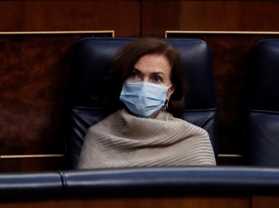 Carmen Calvo, en el Congreso con mascarilla y manta