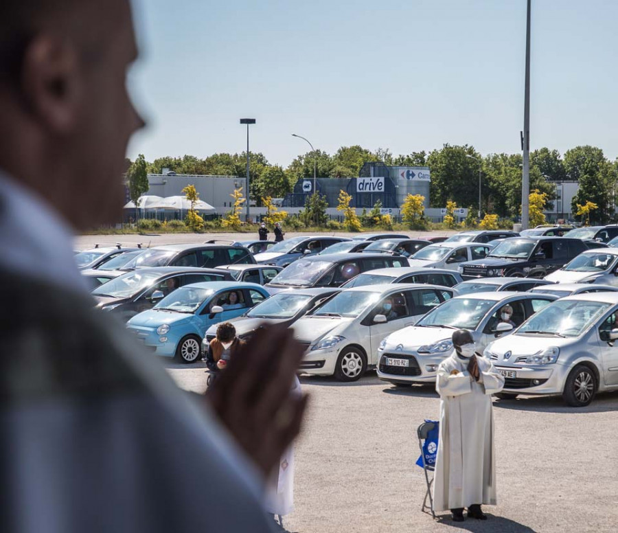 El paso del autocine a la autoiglesia