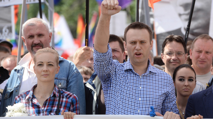 Navalni vuelve a  la boca del lobo