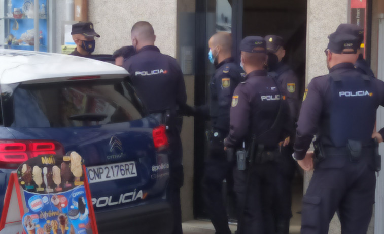 La Policía Nacional desarrolla una operación antidroga en un piso del Malecón en Ribeira que se salda con dos detenidos