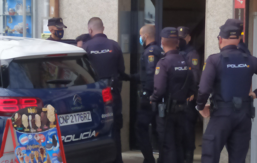 La Policía Nacional desarrolla una operación antidroga en un piso del Malecón en Ribeira que se salda con dos detenidos