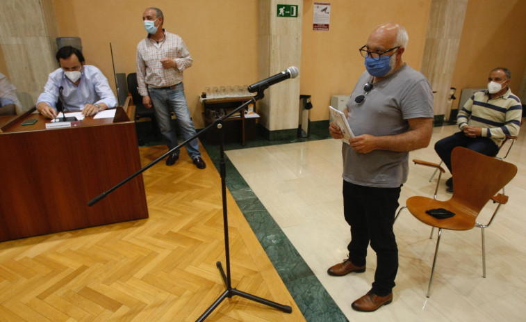 Los vecinos reciben el apoyo del Pleno para evitar la pérdida de servicios en Vilaxóan