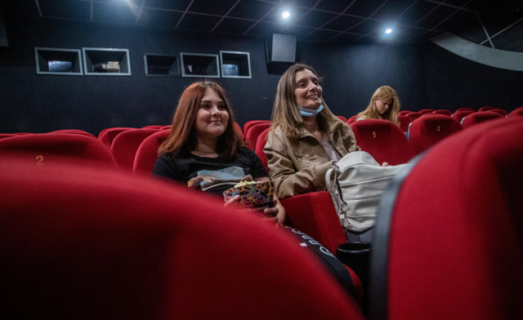 Los cines de Estados Unidos no exigirán mascarilla a los espectadores vacunados de covid