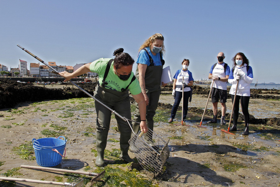 Decenas de voluntarios retiran 177 kilos de basura de las playas del entorno de Cortegada