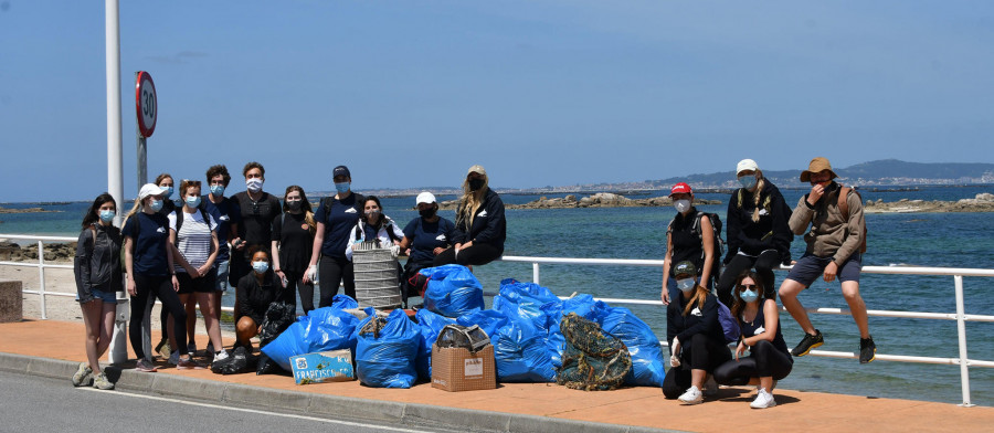 Voluntarios retiran en una jornada mascarillas, más de 5.800 piezas de plástico y botellas de la costa meca
