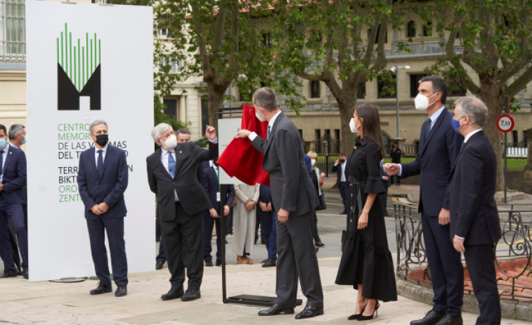 Los Reyes de España inician su visita al Memorial de Víctimas del Terrorismo acompañados por Sánchez y Urkullu