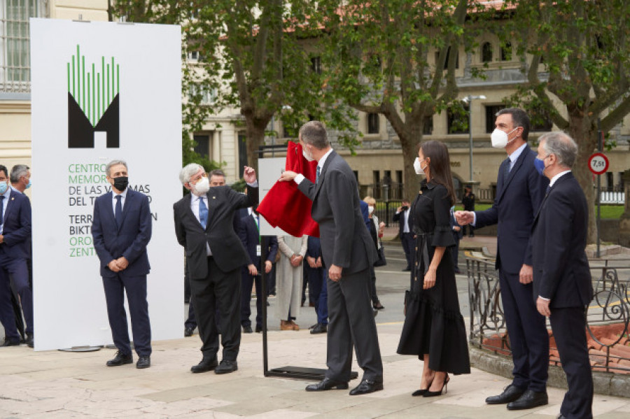 Los Reyes de España inician su visita al Memorial de Víctimas del Terrorismo acompañados por Sánchez y Urkullu