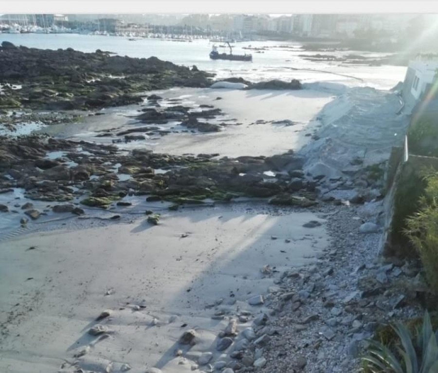 Carabuxeira Xa! ve insuficiente el aporte inicial de arena y critica la forma de repartirla en la playa