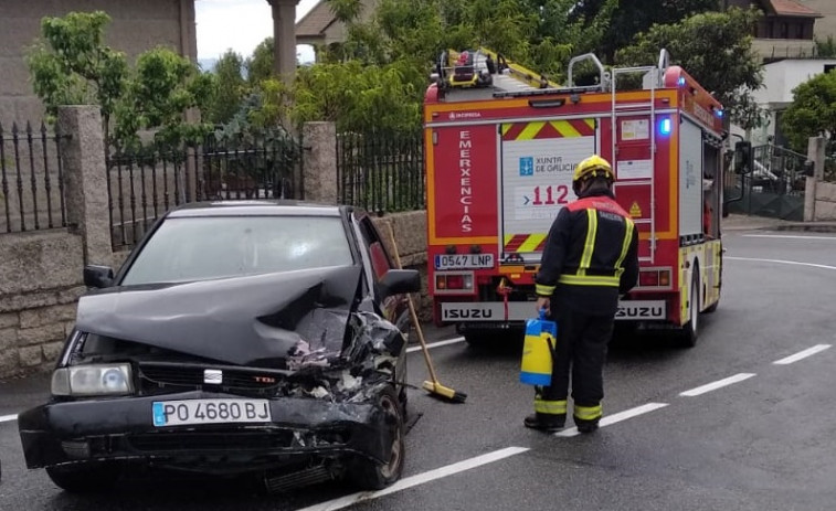 Emerxencias de Sanxenxo sofoca un conato de incendio en un camión en A Vichona