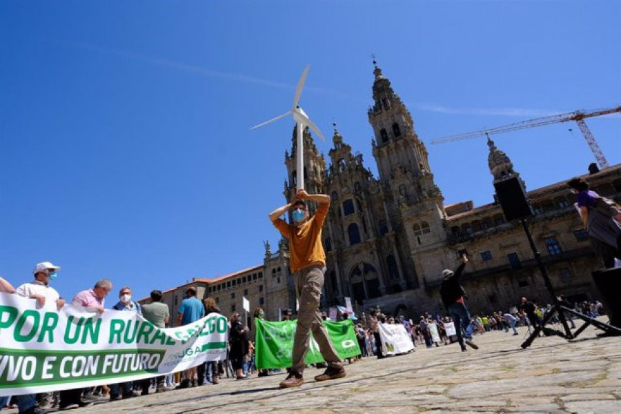 Una multitudinaria marcha recorre Santiago para exigir "un nuevo modelo eólico" y la paralización de proyectos