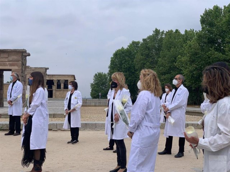 El sector sanitario rinde homenaje al centenar de médicos fallecidos por la Covid-19