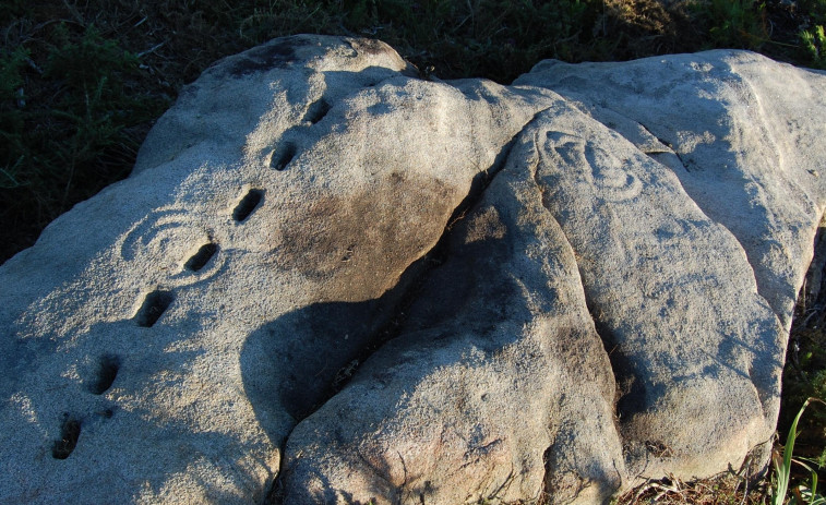 Localizan un nuevo conjunto de petroglifos en el lado caldense del Monte Xiabre