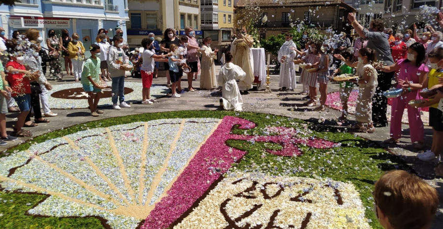 Arousa recupera las alfombras florales para conmemorar el Corpus Christi