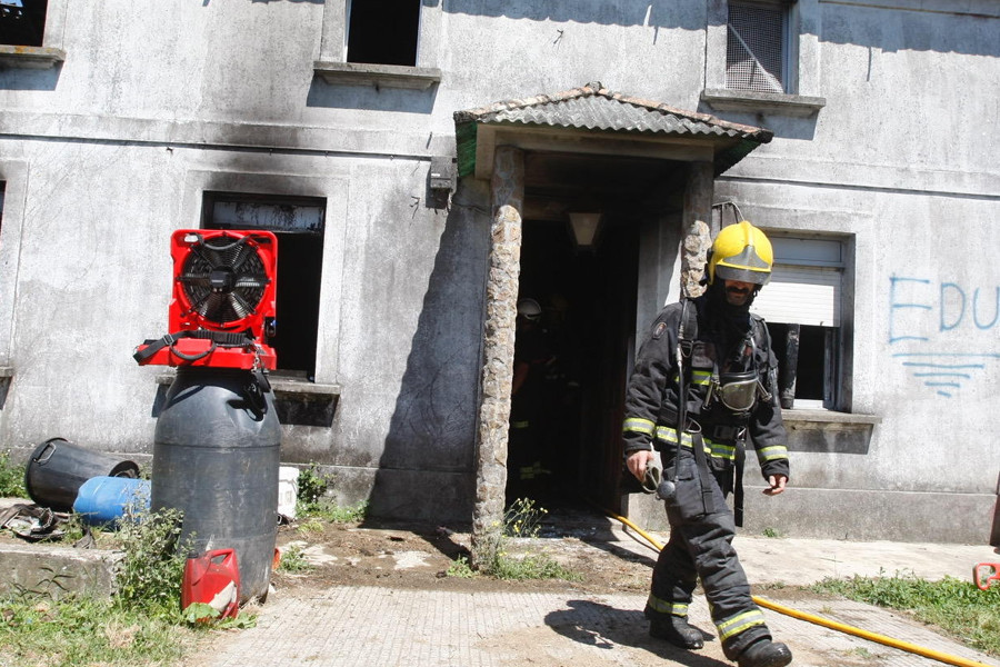 Un incendio en Rubiáns se salda con una persona trasladada al Hospital por inhalar humo