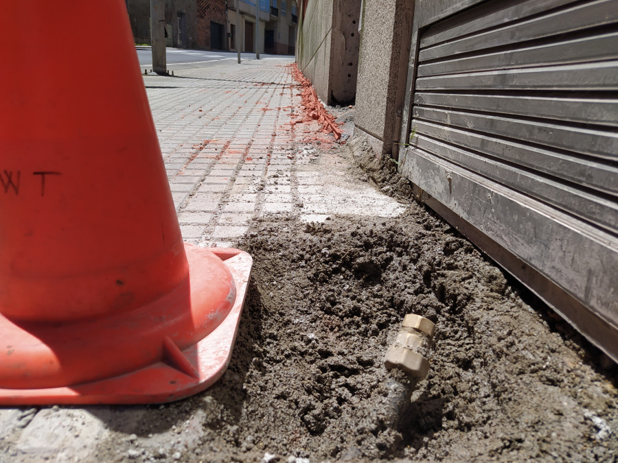 Viaqua y GAEM retiran un enganche ilegal de un edificio okupa en Abesadas a una acometida del agua