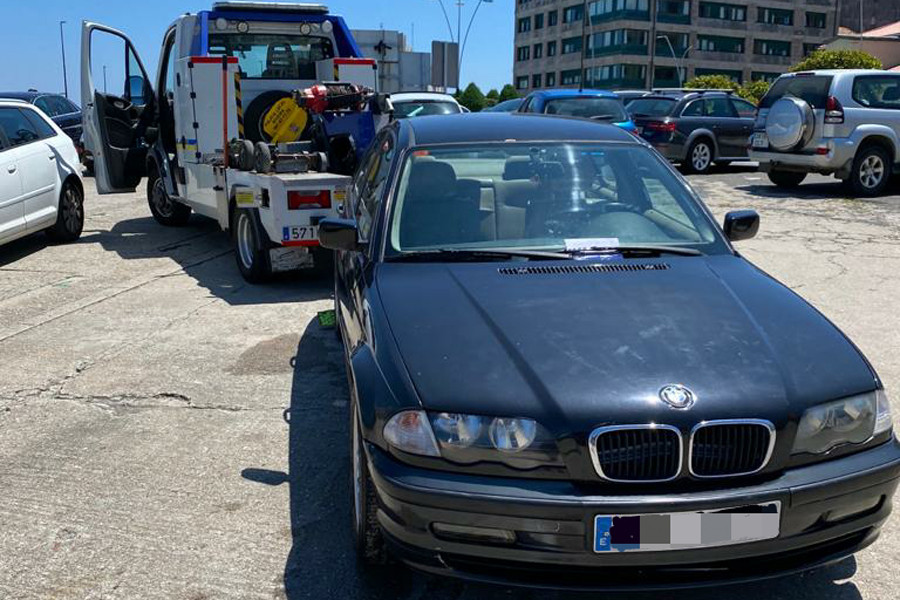 La grúa municipal retira gratis los coches alcanzados por el agua en la rampa de varada del puerto de Ribeira