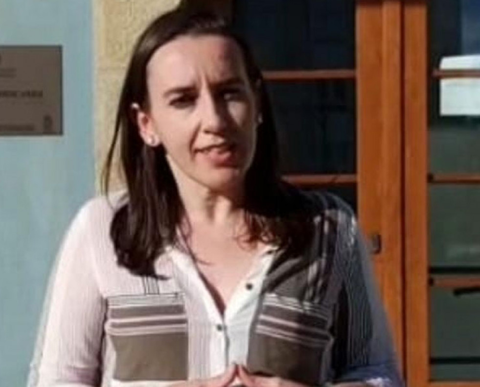 María de la O Fernández en el Museo do Ferrocarril, con el cartel de cerrado