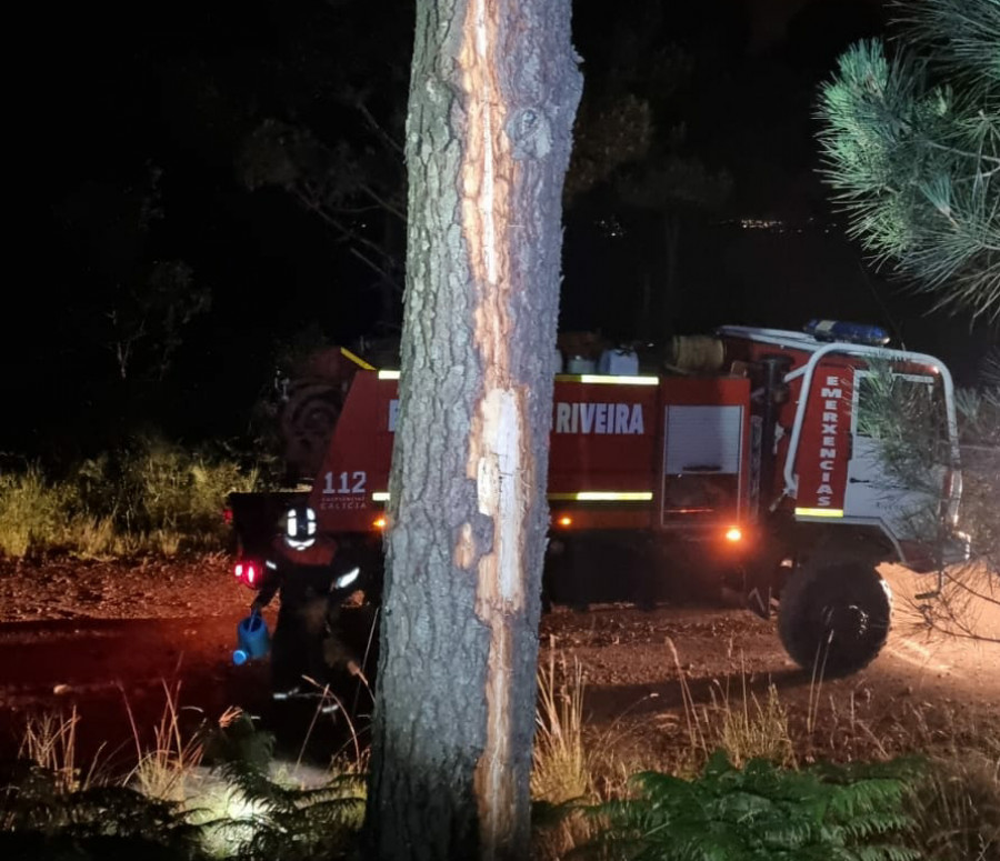 La caída de un rayo causa un incendio en el monte de San Alberto, detrás del Hospital do Barbanza