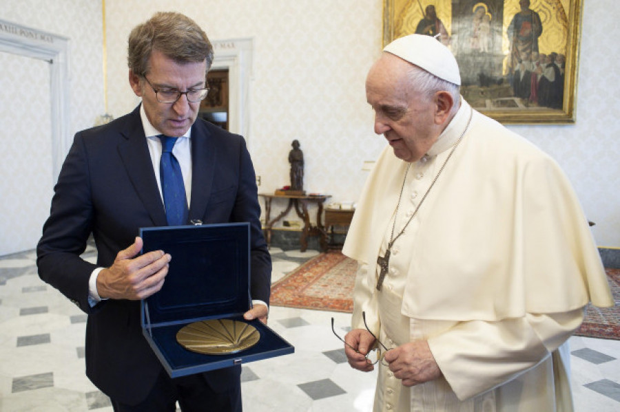 Feijóo invita al papa Francisco a venir a Galicia para hacer un Camino de Santiago "seguro"