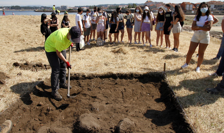 El primer día en San Sadurniño saca a la luz cerámica moderna y de posible origen medieval