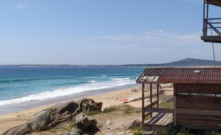El rescate por unos surfistas en O Vilar reabre el debate sobre la vigilancia más allá del verano