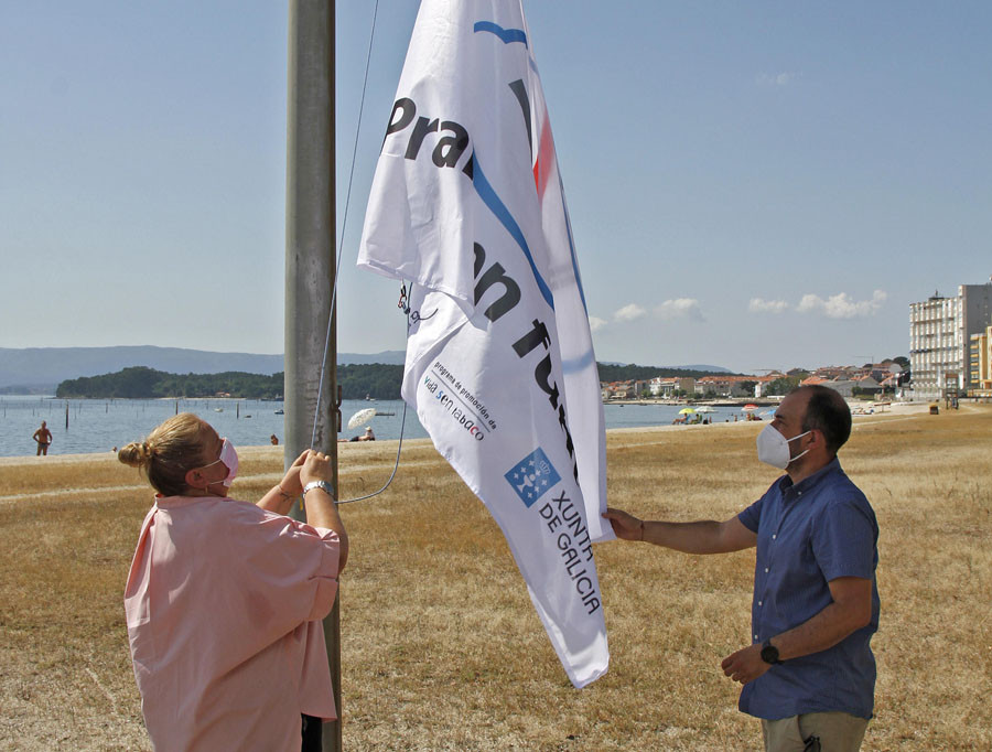 A Compostela, primera playa de Vilagarcía en adherirse  a la campaña “sen fume”