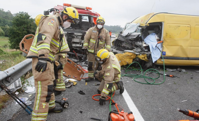 Fallece la conductora de una furgoneta en un brutal accidente en la vía rápida de O Salnés