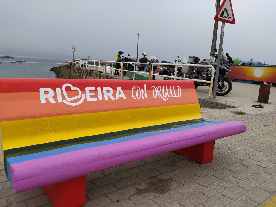 Miradas con orgullo desde nueve bancos en Ribeira