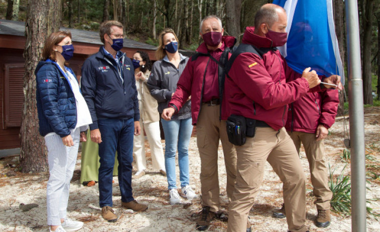 Feijóo iza en Cíes la primera de las 155 banderas azules de Galicia