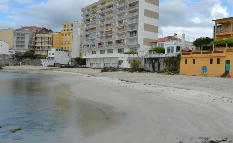 La playa de A Carabuxeira reabre a los bañistas con una nueva imagen tras el aporte de arena