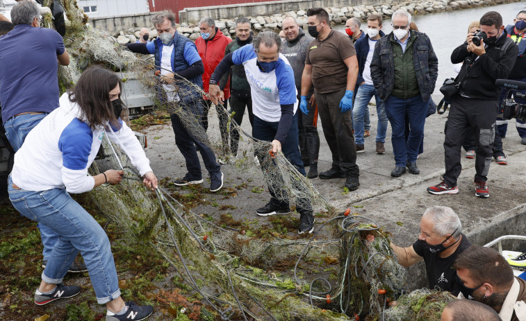 Voluntarios convocados por Abanca y Afundación recogen más de 1.000 kilos de residuos en los fondos de la ría de Arousa