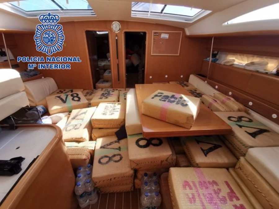 La Policía Nacional interviene un narcovelero con seis toneladas de hachís en aguas internacionales del Mediterráneo