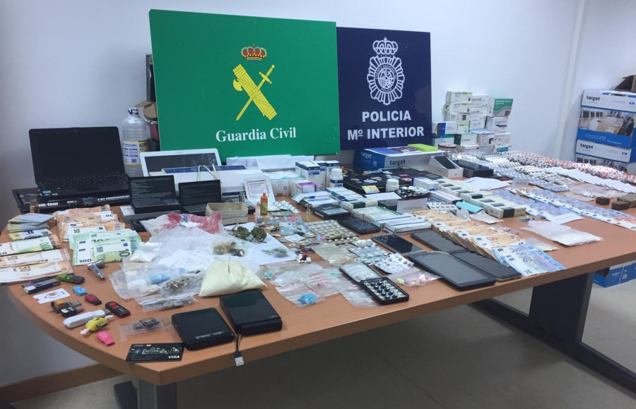 Desarticulan una red de venta ilegal de fármacos que operaba en Vilagarcía