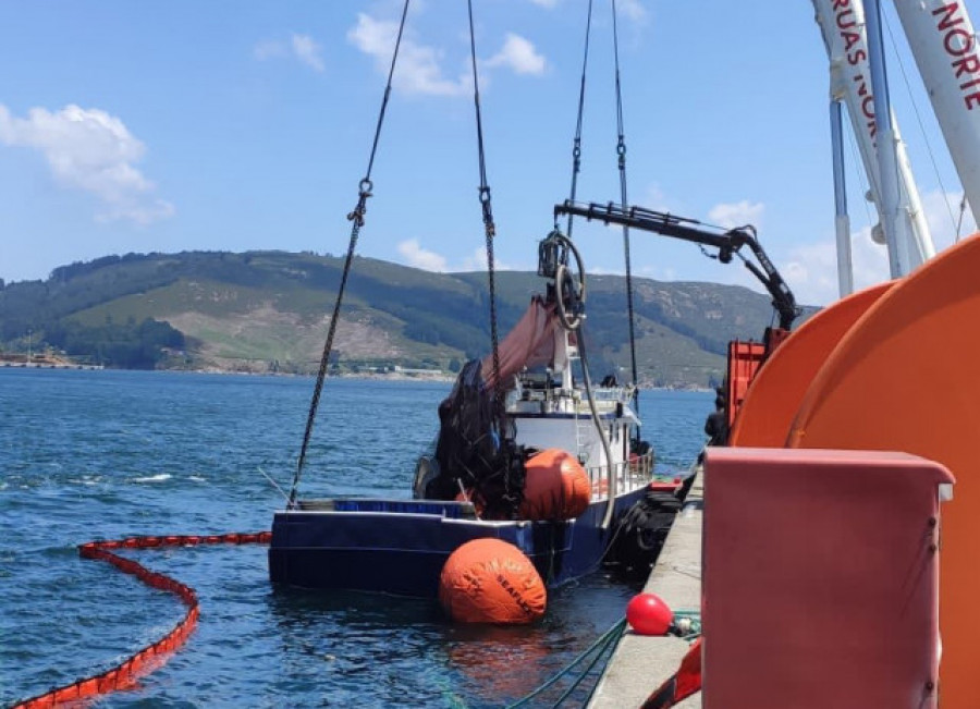 Reflotan en el puerto exterior de Ferrol el cerquero 'Sempre Güeto', siniestrado en Cedeira