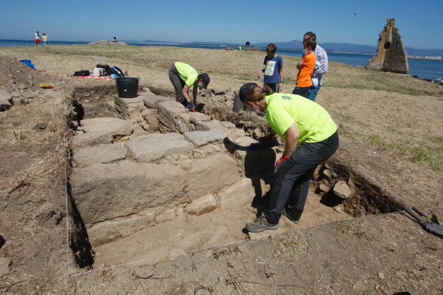 San Sadurniño desvela un posible muro de una capilla y una moneda medieval