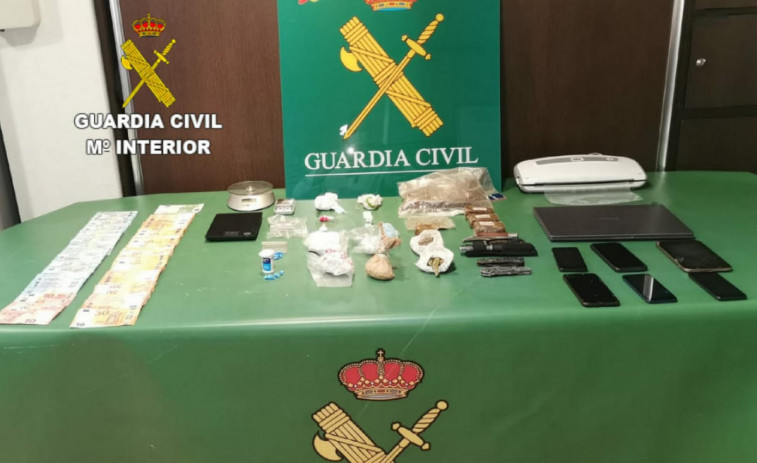 La Guardia Civil desarticula tres puntos de venta de droga en Arousa y detiene a siete personas