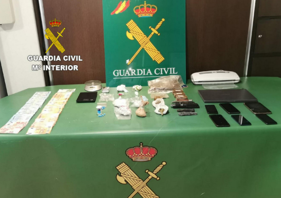 La Guardia Civil desarticula tres puntos de venta de droga en Arousa y detiene a siete personas
