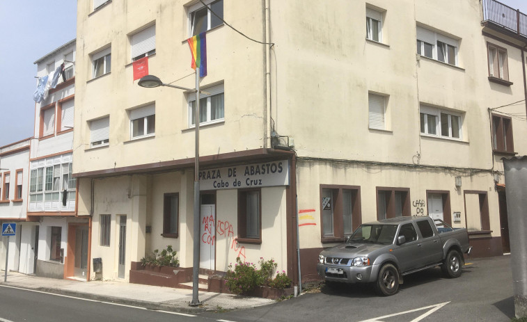 Llenan de pintadas homófobas la casa de un vecino de Cabo de Cruz por exhibir la bandera arco iris