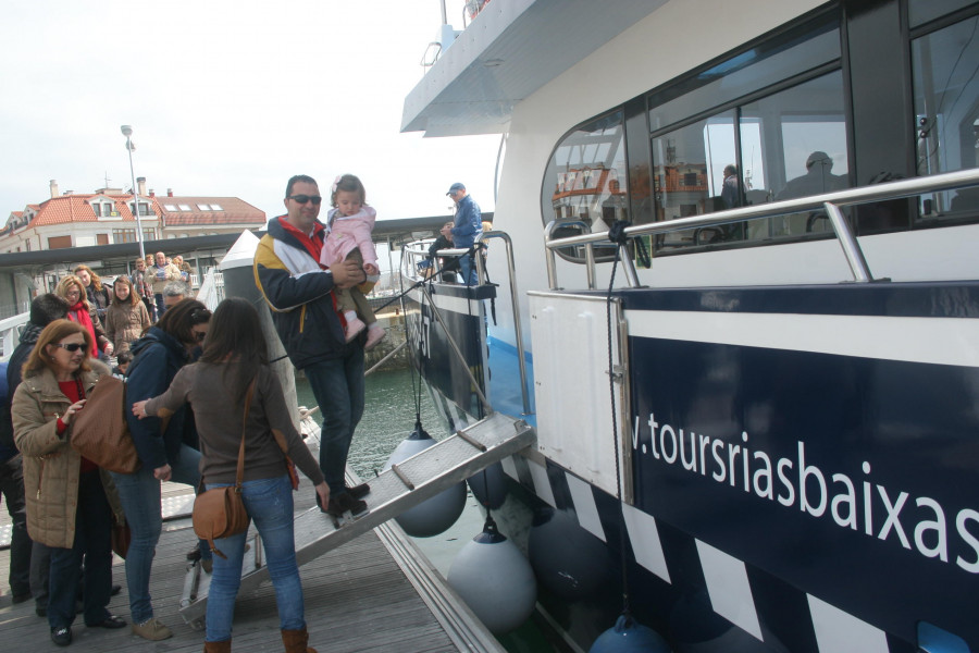 Portos concede 12 permisos para la prestación de viajes turísticos en barco por la Ría de Arousa