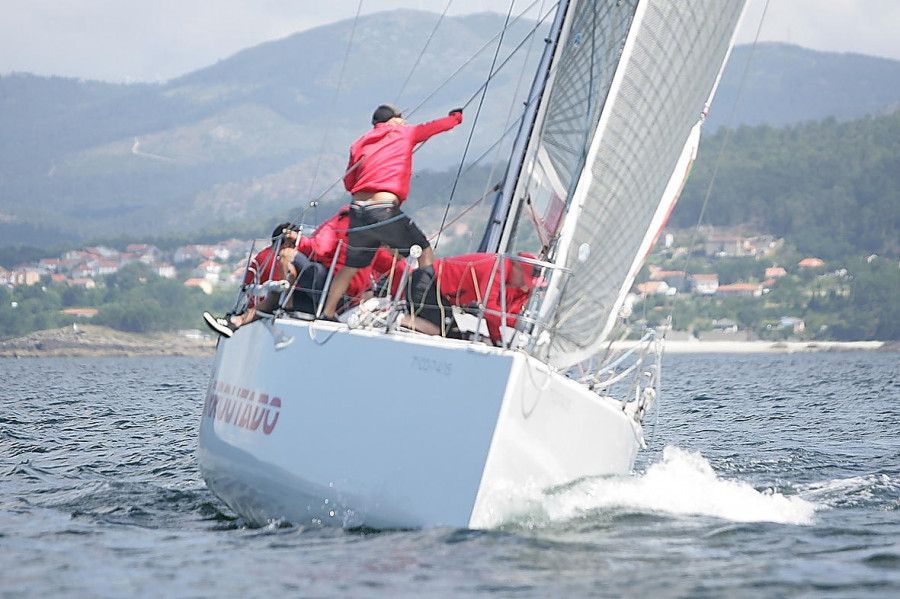 Arroutado recupera el Trofeo Faro de Corrubedo