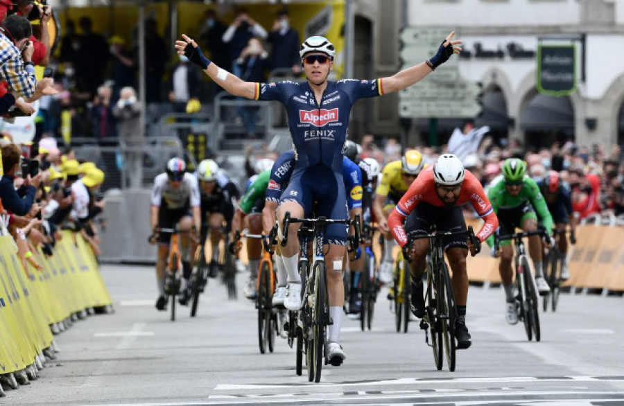 Merlier gana al esprint la etapa de hoy del Tour tras un festival de caídas que castigan a Roglic