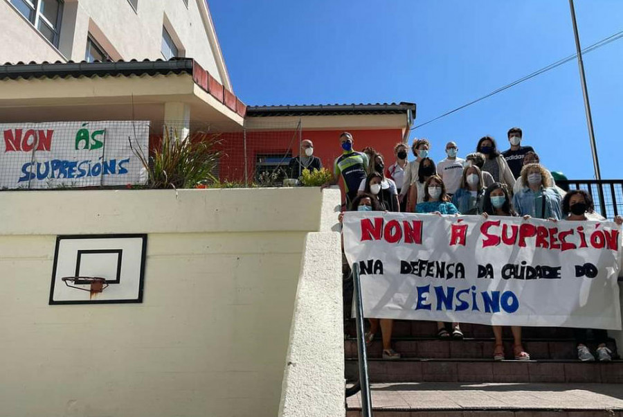 Educación suprime dos aulas de Infantil en el colegio de Palmeira e indigna a profesores y a padres