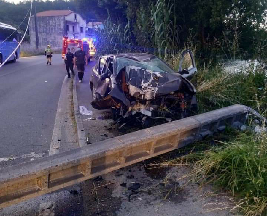 Un conductor resulta herido tras salirse su coche de la vía e impactar con un poste de hormigón en Boiro