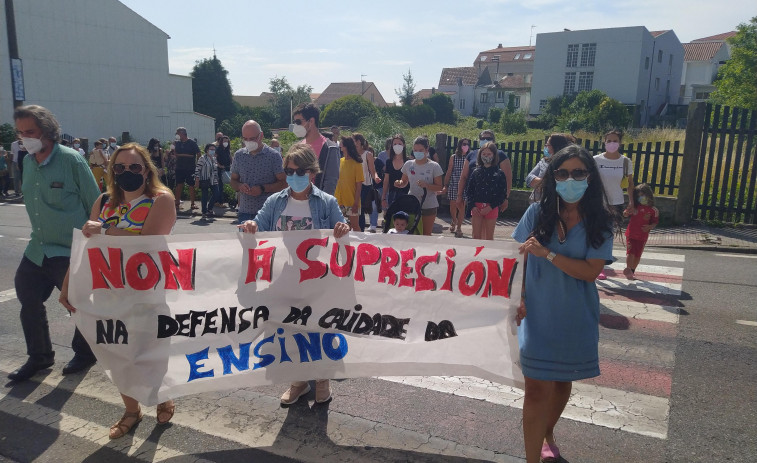 Padres del colegio de Palmeira cortaron el tráfico en la AC-305 cruzando por un paso de peatones